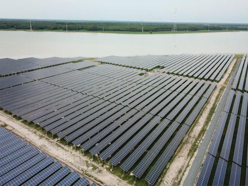 earth-mount solar farm